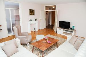 Μια τηλεόραση ή/και κέντρο ψυχαγωγίας στο Mir apartment