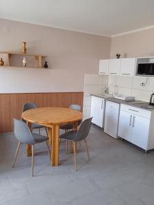Kuchyňa alebo kuchynka v ubytovaní Apartman Pávai-Silye