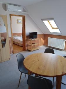 Televízia a/alebo spoločenská miestnosť v ubytovaní Apartman Pávai-Silye