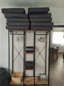 a loft bed with a stack of clothes at Amelia y Aurelio, casa de peregrinos in Mellid