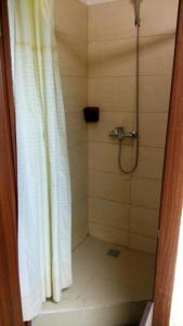マリウポリにあるMari Hotelのバスルーム(シャワー、シャワーカーテン付)