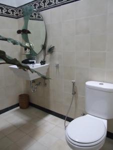 Ett badrum på Rumah Sawah