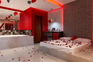 two beds in a red room with hearts on the floor at MIRAGEM MOTEL in Rio Verde