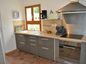 eine Küche mit einer Spüle und einem Herd Top-Backofen in der Unterkunft Gîte Montbazon, 2 pièces, 2 personnes - FR-1-381-230 in Montbazon