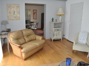 ein Wohnzimmer mit einem Sofa und einem Stuhl in der Unterkunft Gîte Montbazon, 2 pièces, 2 personnes - FR-1-381-230 in Montbazon