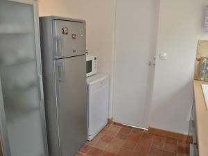 モンバゾンンにあるGîte Montbazon, 2 pièces, 2 personnes - FR-1-381-230の小さなキッチン(冷蔵庫、電子レンジ付)