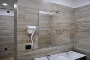 een badkamer met 2 wastafels en een spiegel bij Twin Towers Hotel City & Beach Resort in Shëngjin