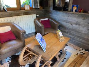 two chairs and a table in a room with a table and chairs at Micro-lodge, Le Petit Nid d'Amour in Montriond