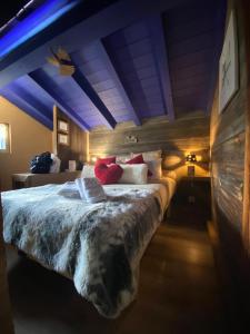 a bedroom with a large bed with a purple ceiling at Le Petit Nid d'Amour, Propriétés Mont Amour in Montriond