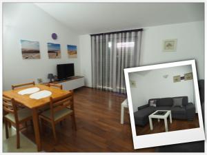 ein Wohnzimmer mit einem Tisch und einem Sofa in der Unterkunft Iva Doren in Vir