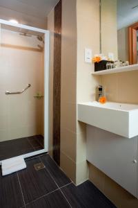 A bathroom at The Cityview - Chinese YMCA of Hong Kong