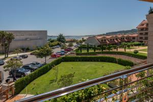 vistas a un aparcamiento con parque en Nuevo apartamento en Isla de la Toja, en Isla de la Toja