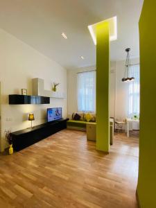 una sala de estar con un poste verde en una habitación en Real Home Apartments in Kiev Center, en Kiev