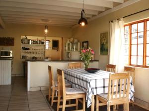 The Nelsbells Cottage في كلارينس: مطبخ وغرفة طعام مع طاولة وكراسي +22 صورة