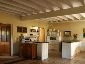 The Nelsbells Cottage في كلارينس: مطبخ كبير مع كونتر في الغرفة