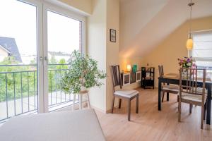 a living room with a table and a balcony at Helle Nichtraucherwohnung 69qm zwischen Köln und Düsseldorf in Dormagen