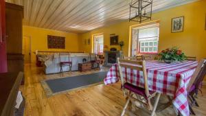 uma sala de estar com uma mesa e uma cozinha em Casa de São Vicente de Cima em Póvoa de Lanhoso