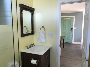 a bathroom with a sink and a mirror at 777 Motor Inn in Huntington Beach