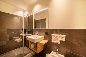 La salle de bains est pourvue d'un lavabo et d'une douche. dans l'établissement Apartment Sofia Klein, à Lagundo