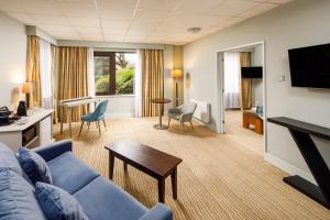 TV a/nebo společenská místnost v ubytování Mercure Hull Grange Park Hotel