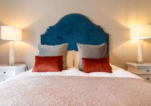 Postel nebo postele na pokoji v ubytování Edinburgh Castle Suite - The Edinburgh Address