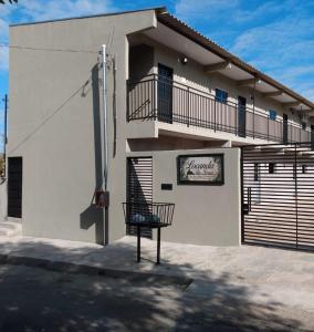 un edificio con un banco delante de él en LOCANDA DA SERRA - Aptos Mobiliados e Suítes por Temporada, en Barra do Garças