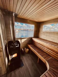 een kamer met een fornuis en een bank in een boot bij Hummeren Hotel in Tananger