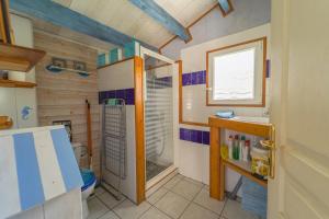 La salle de bains est pourvue d'une douche, d'un lavabo et de toilettes. dans l'établissement L'ILE D'YEU, vos prochaines vacances - Vélos et wifi gratuits, à Port-Joinville