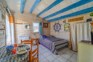 um quarto com uma cama e uma mesa num quarto em L'ILE D'YEU, vos prochaines vacances - Vélos et wifi gratuits em Port-Joinville