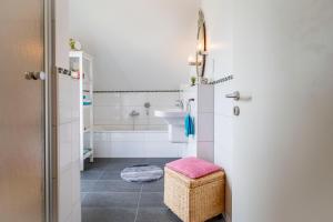 a bathroom with a tub and a sink and a toilet at Helle Nichtraucherwohnung 69qm zwischen Köln und Düsseldorf in Dormagen +59 photos