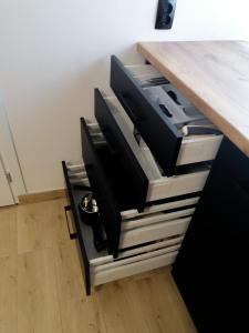 una scrivania con sistema informatico in un cassetto di Evita Studio Apartment a Karlovac