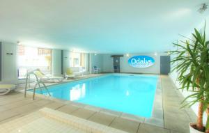 a large swimming pool in a hotel room at Résidence Odalys L'Ours Blanc in Les Deux Alpes