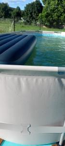 una fila de botes inflables en el borde de una piscina en Casa Sandu, en Topliţa
