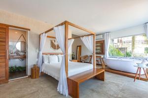 a bedroom with a bed and a bath tub and a tub at Santa Vista Rio in Rio de Janeiro