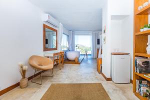 a room with a kitchen with a sink and a tub at Santa Vista Rio in Rio de Janeiro