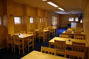 pusta restauracja z drewnianymi stołami i krzesłami w obiekcie Laugu Guesthouse w mieście Kuusalu