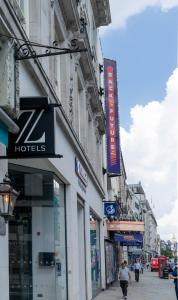 uma rua da cidade com muitas lojas e edifícios em The Z Hotel Strand em Londres