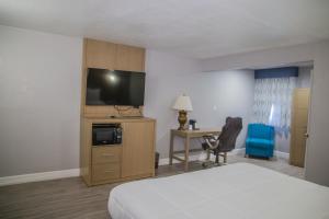 A television and/or entertainment centre at Days Inn by Wyndham Redwood City