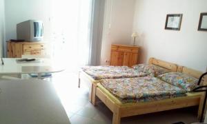 A bed or beds in a room at Centrum apartman