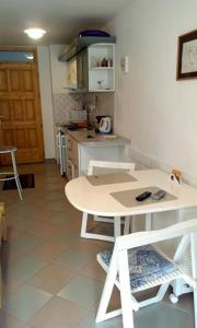 A kitchen or kitchenette at Centrum apartman
