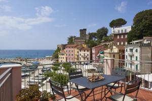 a table on a balcony with a view of the ocean at MaRea in Lerici
