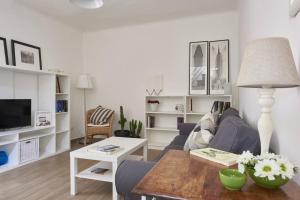 a living room with a couch and a table at MaRea in Lerici