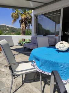 une table et une chaise sur la terrasse dans l'établissement Aquarius Hotel, à Fourka