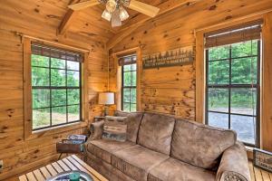 Posedenie v ubytovaní Quaint Log Cabin with Views Near West Jefferson