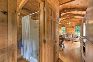 Fotografia z galérie ubytovania Quaint Log Cabin with Views Near West Jefferson v destinácii Warrensville
