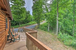 Fotografia z galérie ubytovania Quaint Log Cabin with Views Near West Jefferson v destinácii Warrensville