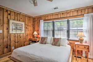 Säng eller sängar i ett rum på Historic Augusta Cottage with Mid Century Vibe!