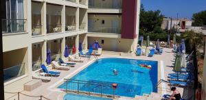 Bazén v ubytování Alexandros Hotel nebo v jeho okolí