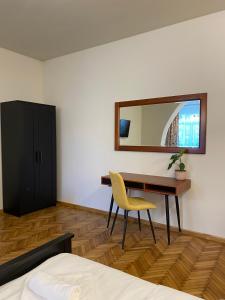 Boutique Rooms with Parking客房内的一张或多张床位
