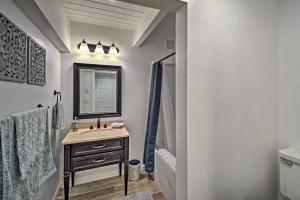 Quaint Lake Cushman Cottage with Private Access! في Hoodsport: حمام مع حوض ومرآة +33 صورة